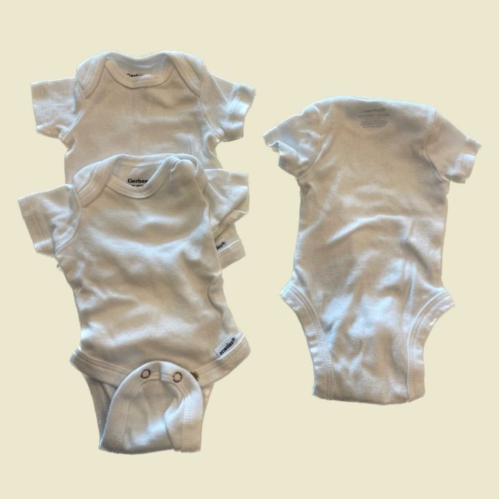 Gerber Premie Onesies in White (4 pack)